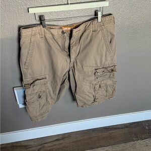 Lee Men's Tan Cargo Shorts with Multiple Pockets
